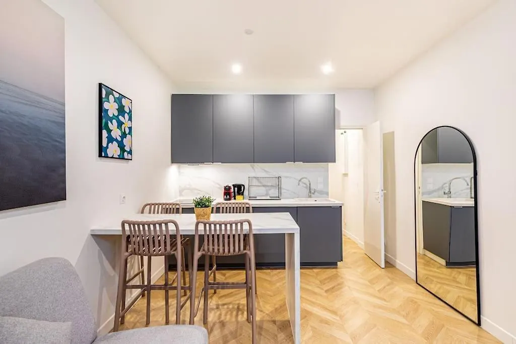 Moderne Pour 4 Proche Arc De Triomphe Apartment Paris